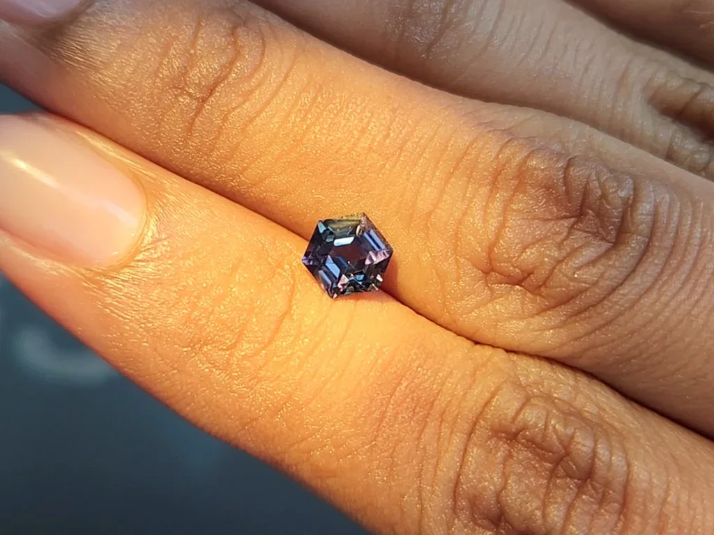 Saphir à changement de couleur taille hexagonale 1,12 ct Madagascar Image №4