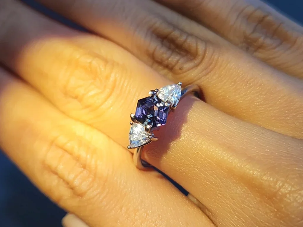 Saphir à changement de couleur taille hexagonale 1,12 ct Madagascar Image №13