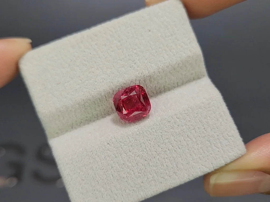Leuchtend rosa Mahenge-spinell im cushion-schliff 4,00 karat, Tansania   Image №4