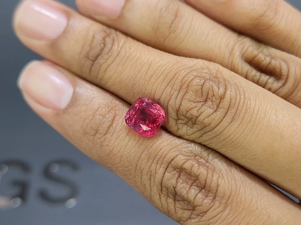 Leuchtend rosa Mahenge-spinell im cushion-schliff 4,00 karat, Tansania   Image №2