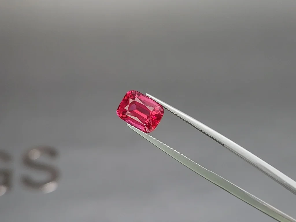 Spinelle de Mahenge rose vif taille coussin 4,00 carats, Tanzanie Image №3