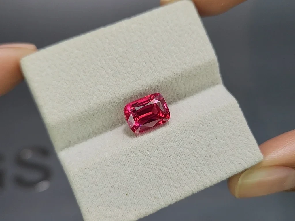 Spinelle de Mahenge rose vif taille coussin 4,00 carats, Tanzanie Image №4