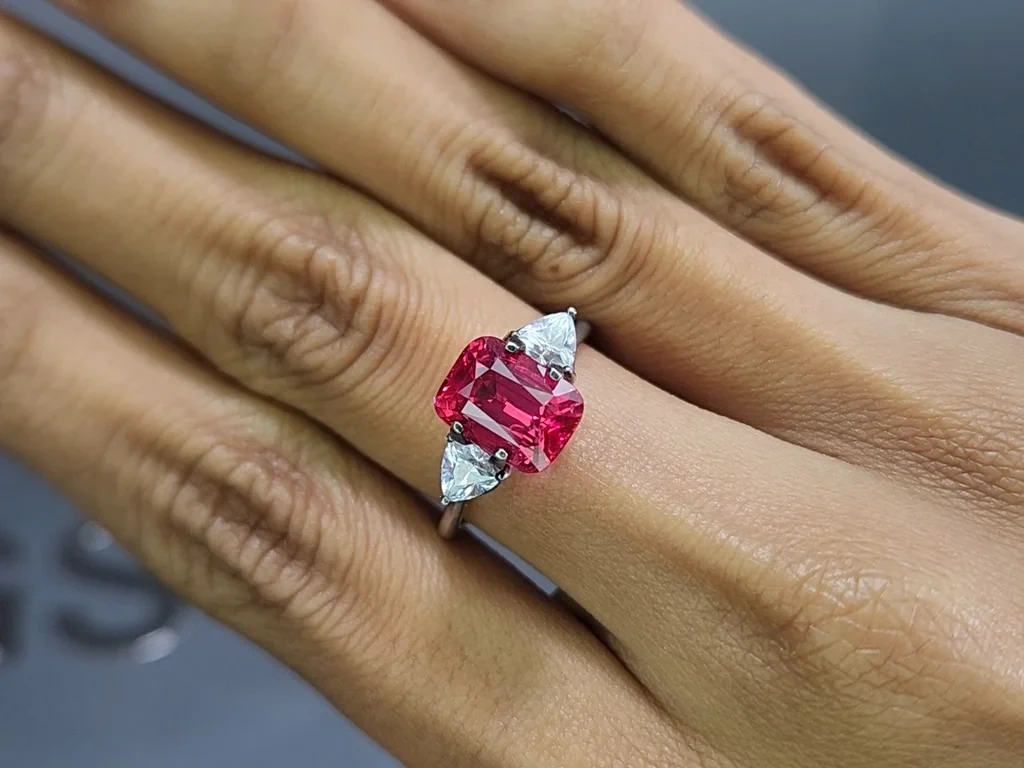Spinelle de Mahenge rose vif taille coussin 4,00 carats, Tanzanie Image №5