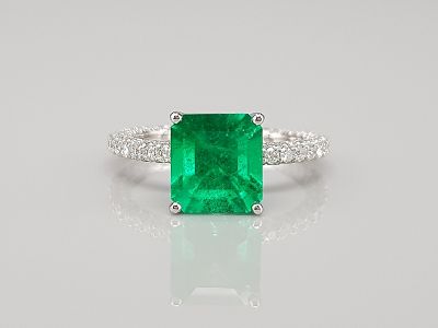 Ring with 2.23 ct Muzo Green emerald and diamonds in 18K white gold photo