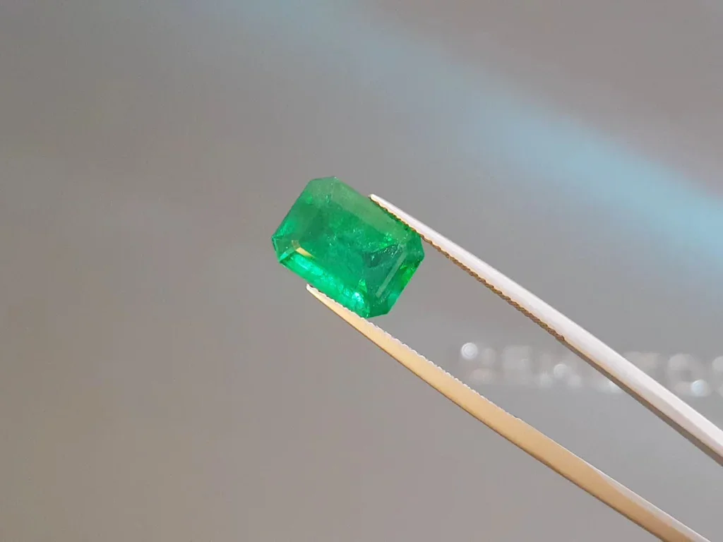 Intense Green emerald 4.51 carats in octagon cut, Zambia Image №3