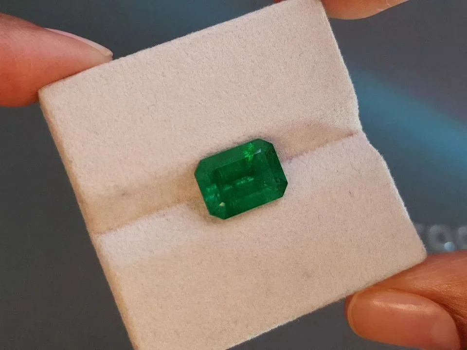 Intense Green emerald 4.51 carats in octagon cut, Zambia Image №4