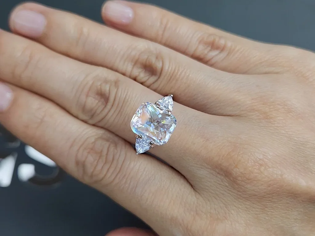 Piedra lunar arcoíris talla cojín facetada 4,17 quilates, Madagascar Image №5