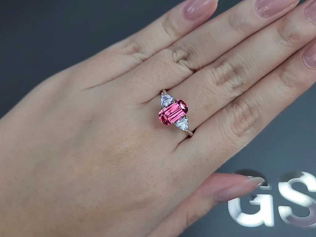 Espinela Mahenge talla cojín rosa fuerte 2,43 quilates, Tanzania Image №5