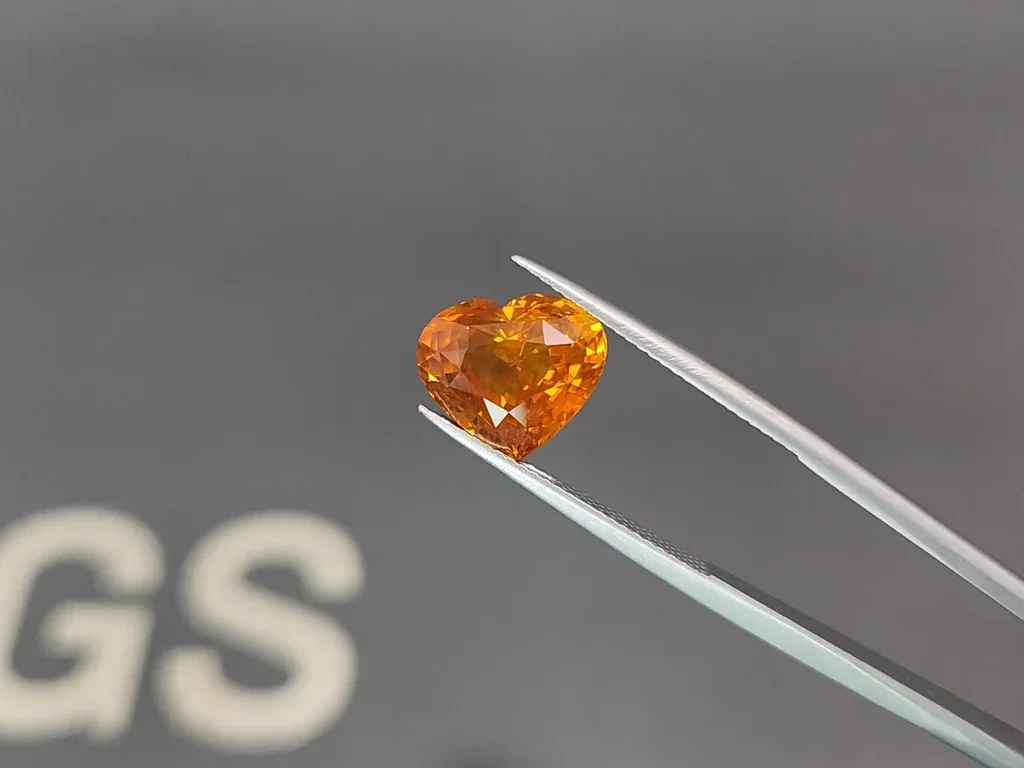 Saphir orange rutile taille cœur, effet soie 7,01 carats, Sri Lanka Image №3