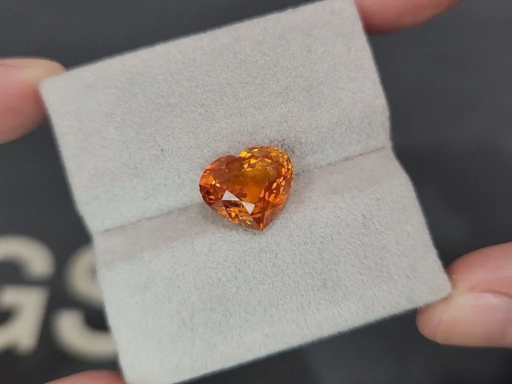 Saphir orange rutile taille cœur, effet soie 7,01 carats, Sri Lanka Image №4
