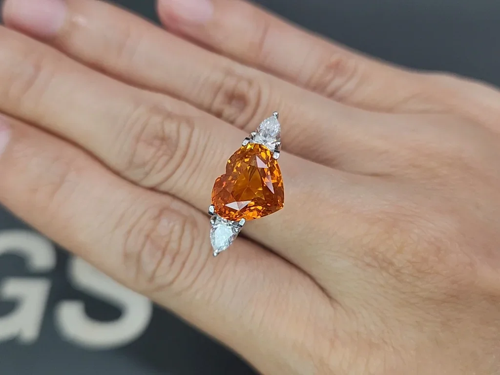 Saphir orange rutile taille cœur, effet soie 7,01 carats, Sri Lanka Image №5