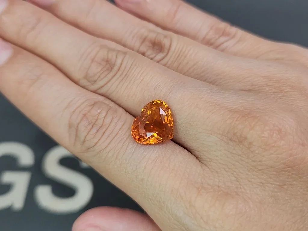 Saphir orange rutile taille cœur, effet soie 7,01 carats, Sri Lanka Image №2