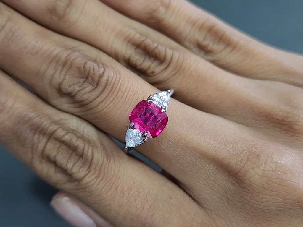 Ruby cushion cut 2.05 carats, Mozambique  Image №5