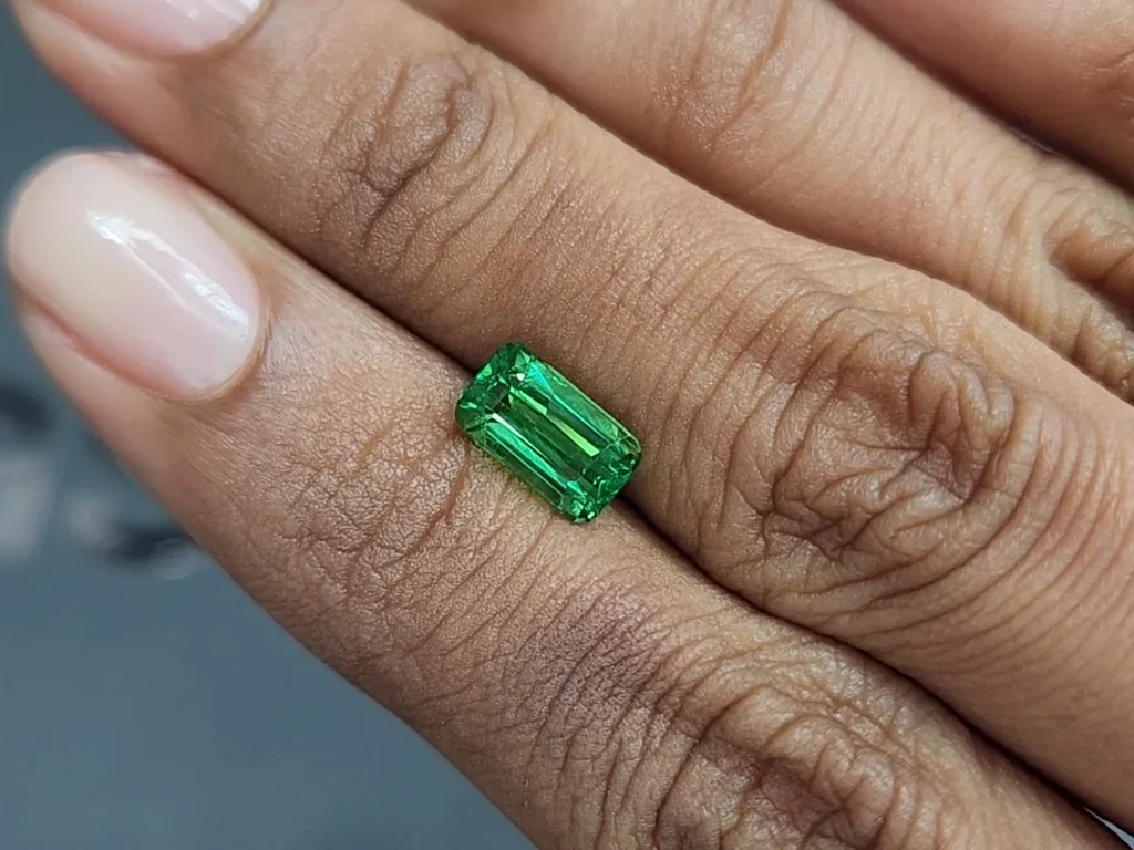 Granate tsavorita verde vivo de talla cojín de 2,05 carats, Tanzania  Image №2