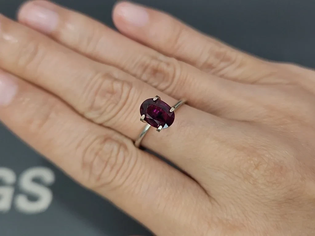 Rubí sangre de paloma de talla ovalada de 2,07 quilates, Birmania Image №5