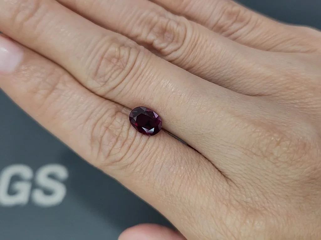 Rubí sangre de paloma de talla ovalada de 2,07 quilates, Birmania Image №2