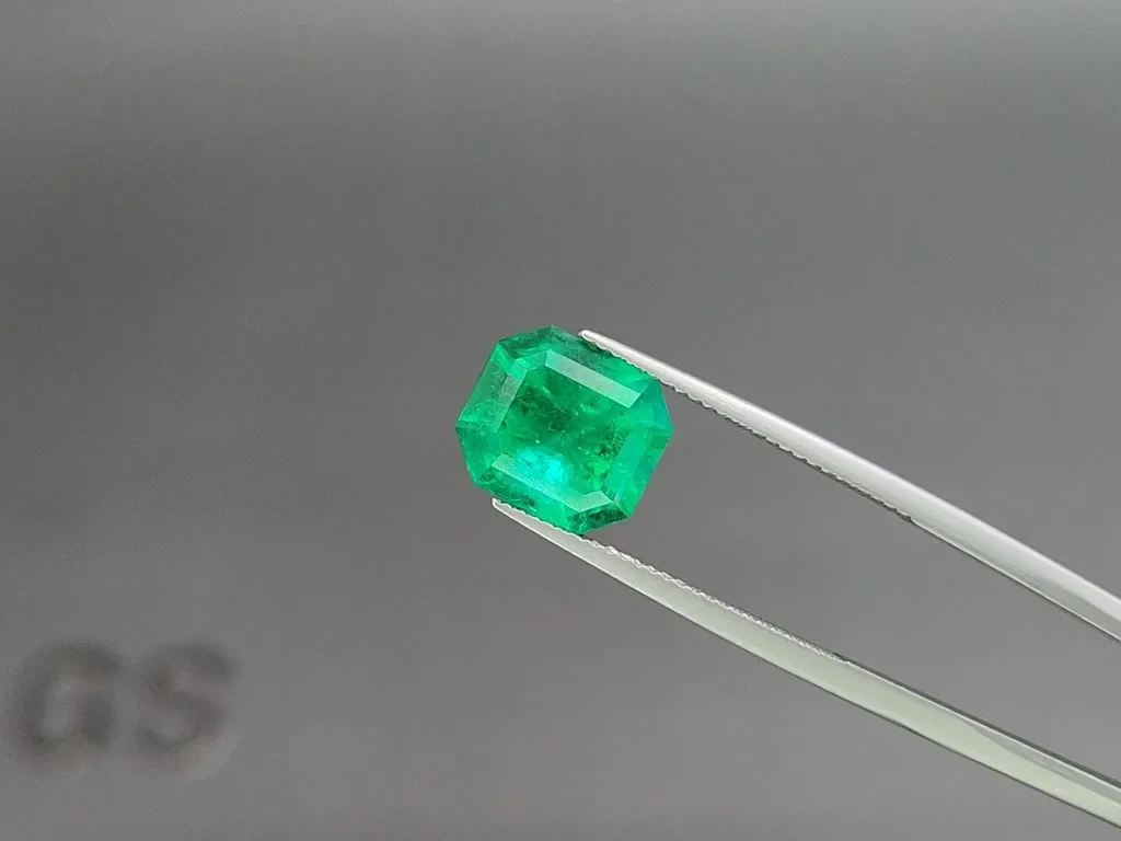 Une émeraude verte de Muzo de 4,53 carats, taille octogonale, de Colombie. Image №3