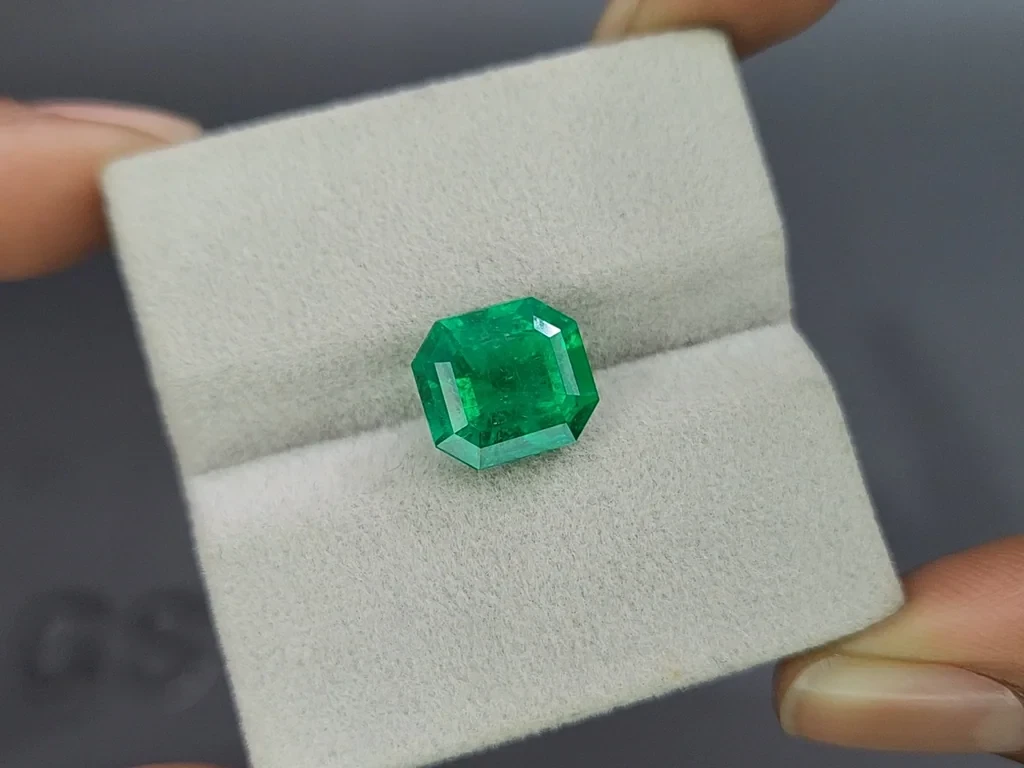 Une émeraude verte de Muzo de 4,53 carats, taille octogonale, de Colombie. Image №4