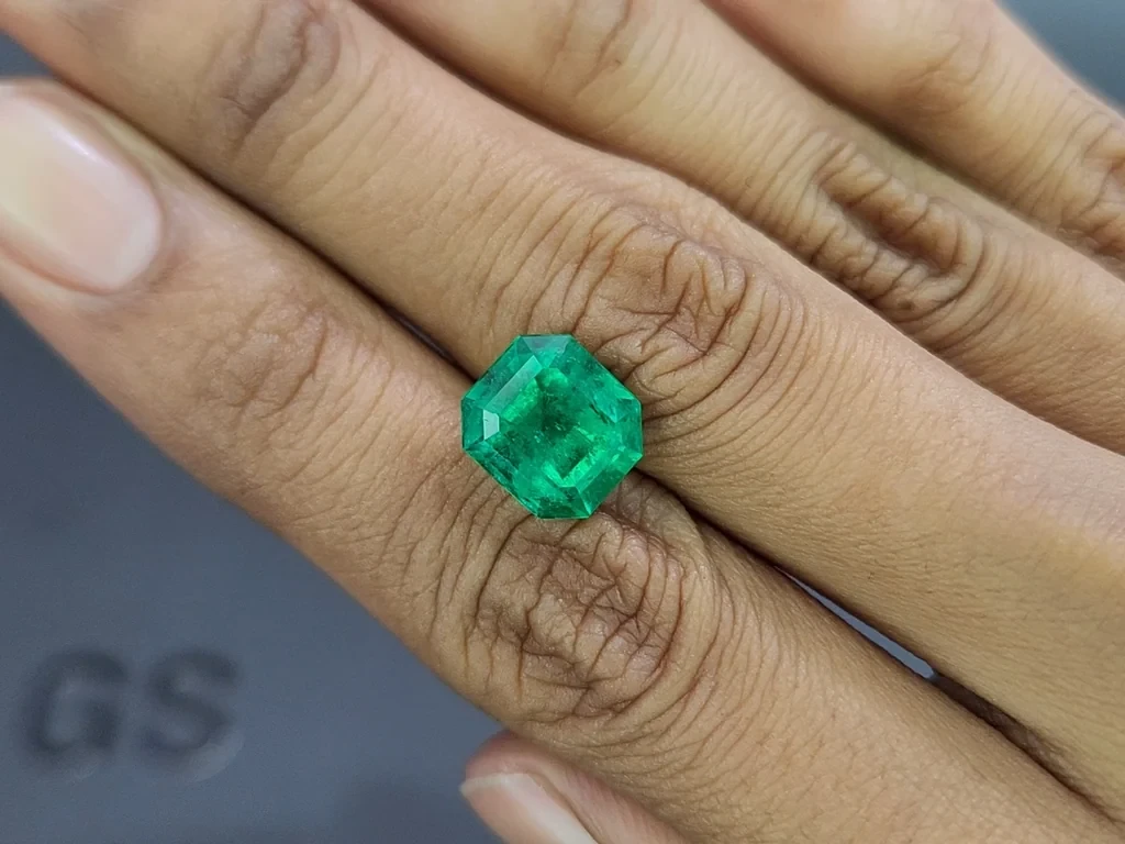 Une émeraude verte de Muzo de 4,53 carats, taille octogonale, de Colombie. Image №2