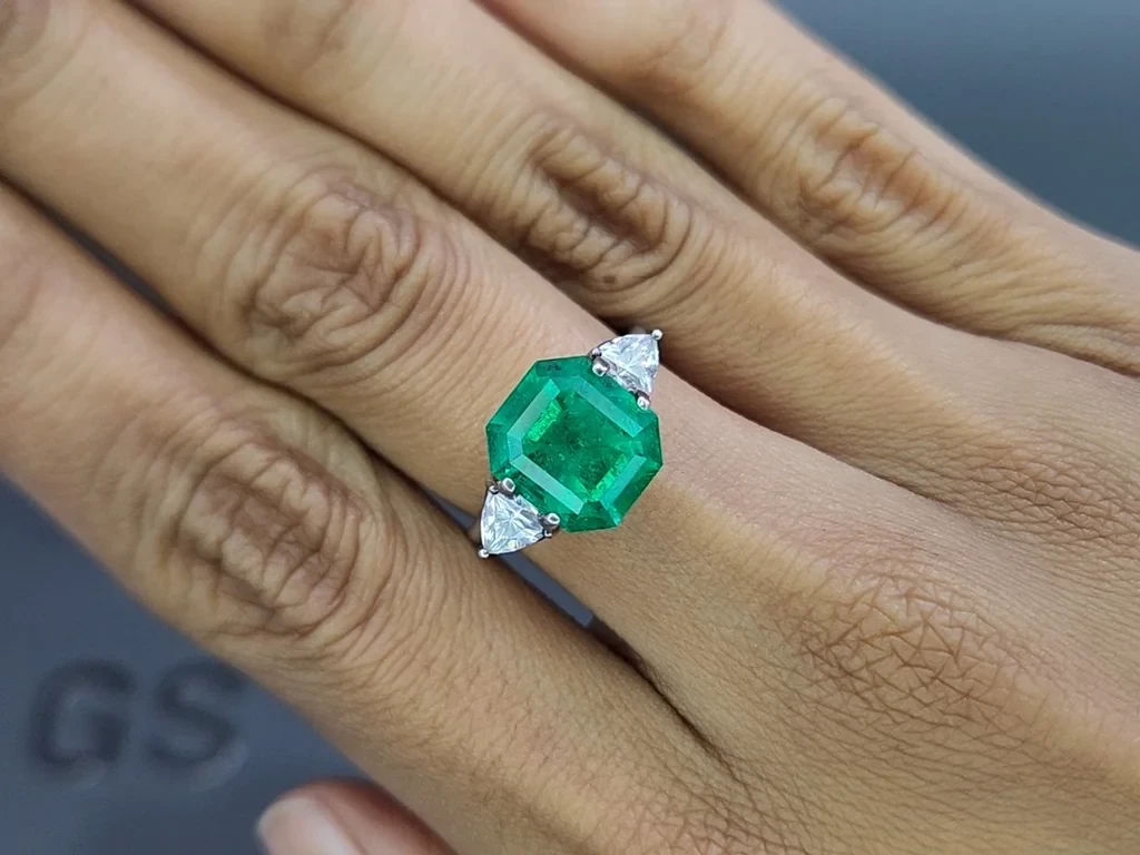Une émeraude verte de Muzo de 4,53 carats, taille octogonale, de Colombie. Image №5