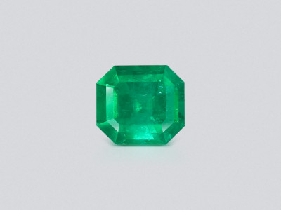 Une émeraude verte de Muzo de 4,53 carats, taille octogonale, de Colombie. photo