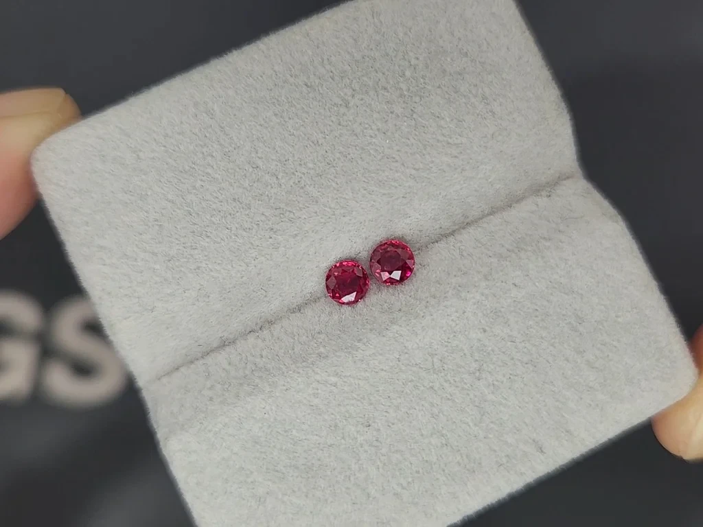 Paar rundgeschliffene rubine in taubenblutrot 0,52 karat, Mosambik  Image №3