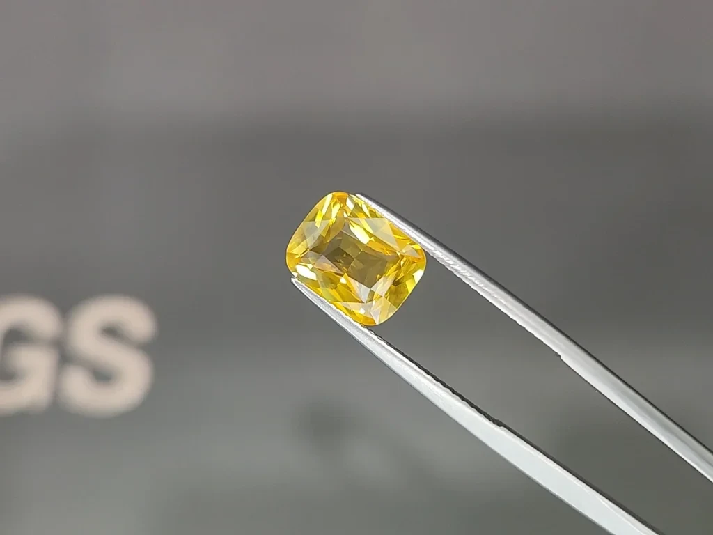 Lot #9. Sapphire Vivid Yellow Golden in cushion cut 4.05 carats, Sri Lanka Image №3