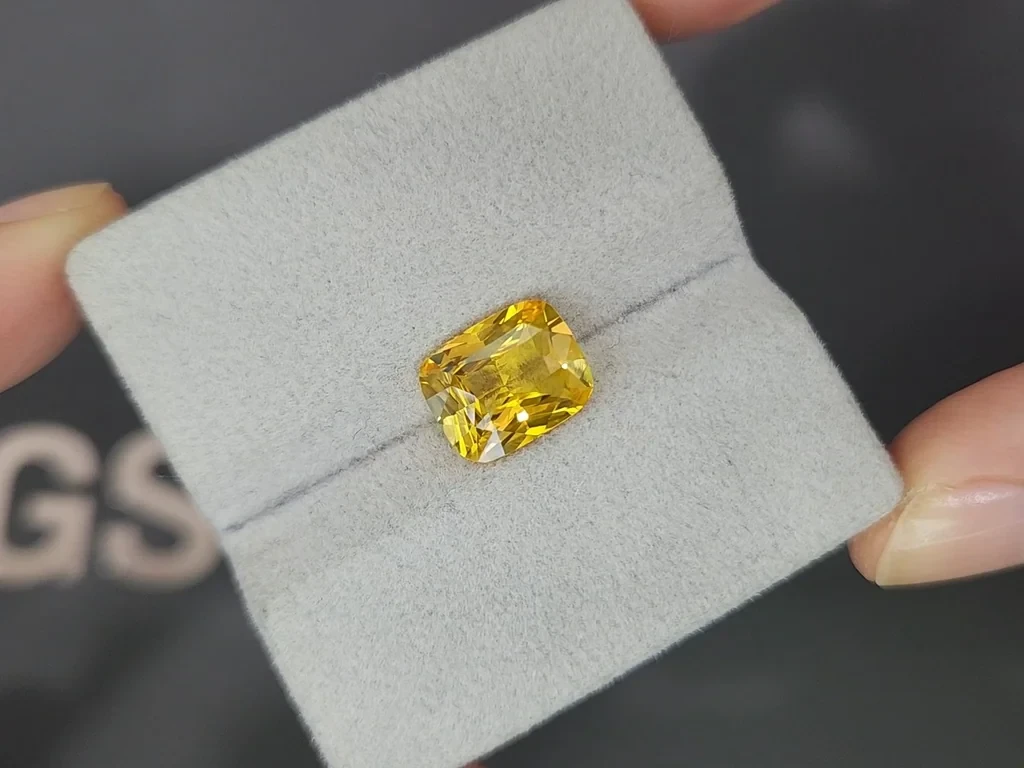 Lot #9. Sapphire Vivid Yellow Golden in cushion cut 4.05 carats, Sri Lanka Image №4