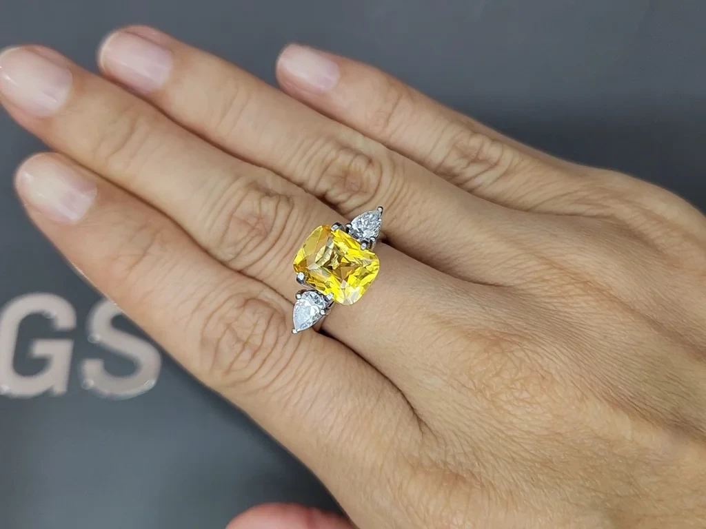 Lot #9. Sapphire Vivid Yellow Golden in cushion cut 4.05 carats, Sri Lanka Image №5
