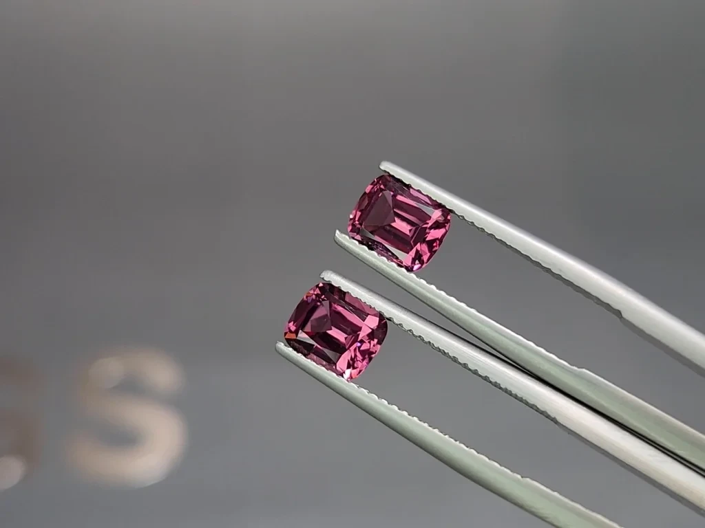 Pair of rhodolite garnets cushion cut 2.91 carats, Madagascar Image №3