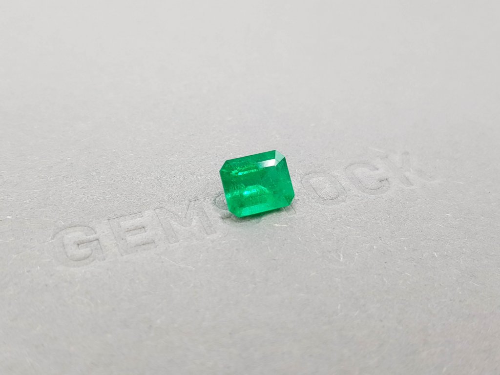 Colombian Vivid Green Emerald in octagon cut 1.93 ct Image №2