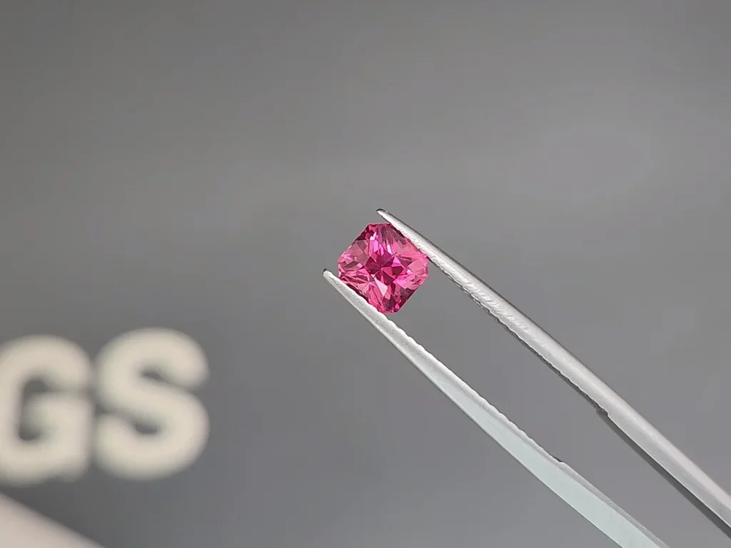 Spinelle Mahenge rouge-rose taille radiant 1,09 carats, Tanzanie Image №3