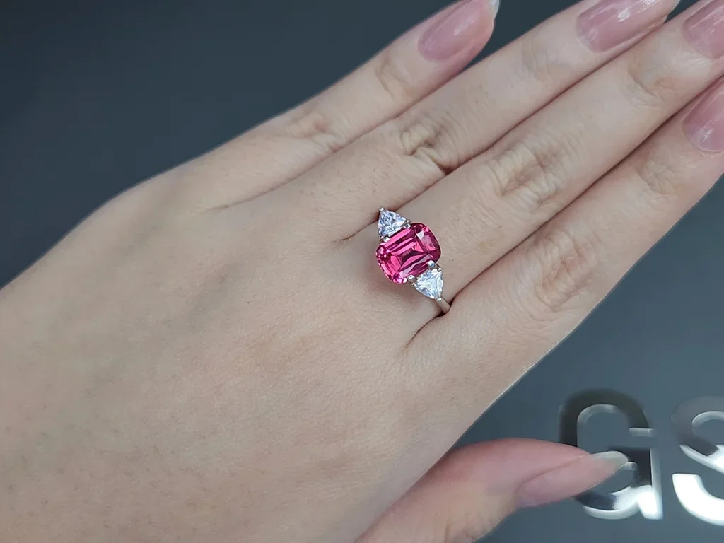 Pinkfarbener Mahenge spinell im kissenschliff 2,68 karat, Tansania  Image №5