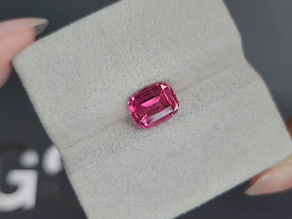 Pinkfarbener Mahenge spinell im kissenschliff 2,68 karat, Tansania  Image №4