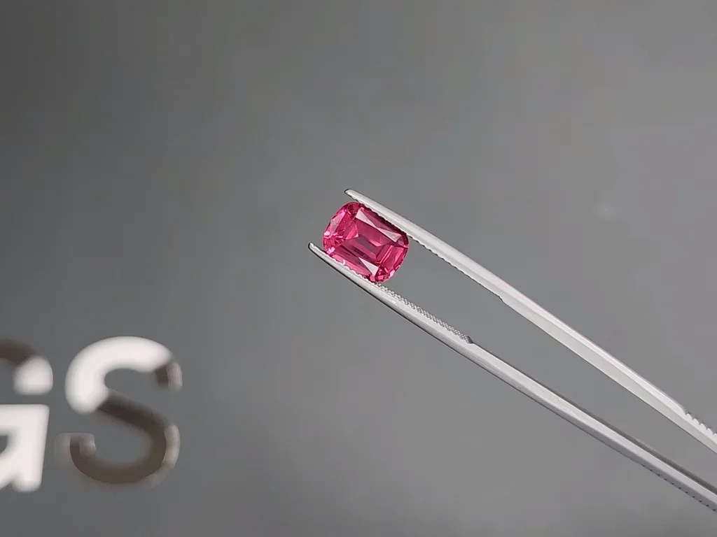 Pinkfarbener Mahenge spinell im kissenschliff 2,68 karat, Tansania  Image №3