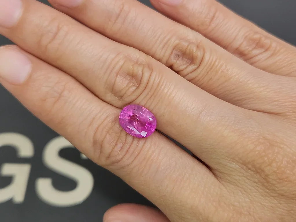 Saphir rose vif taille ovale non chauffé 3,55 carats, Sri Lanka Image №2