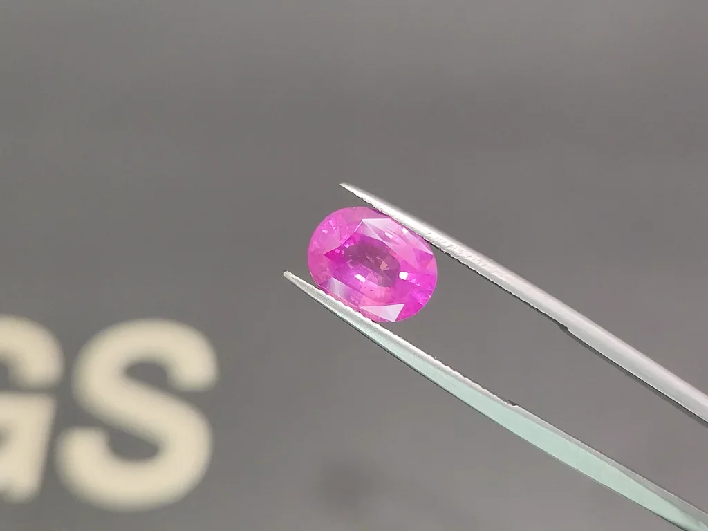 Saphir rose vif taille ovale non chauffé 3,55 carats, Sri Lanka Image №3