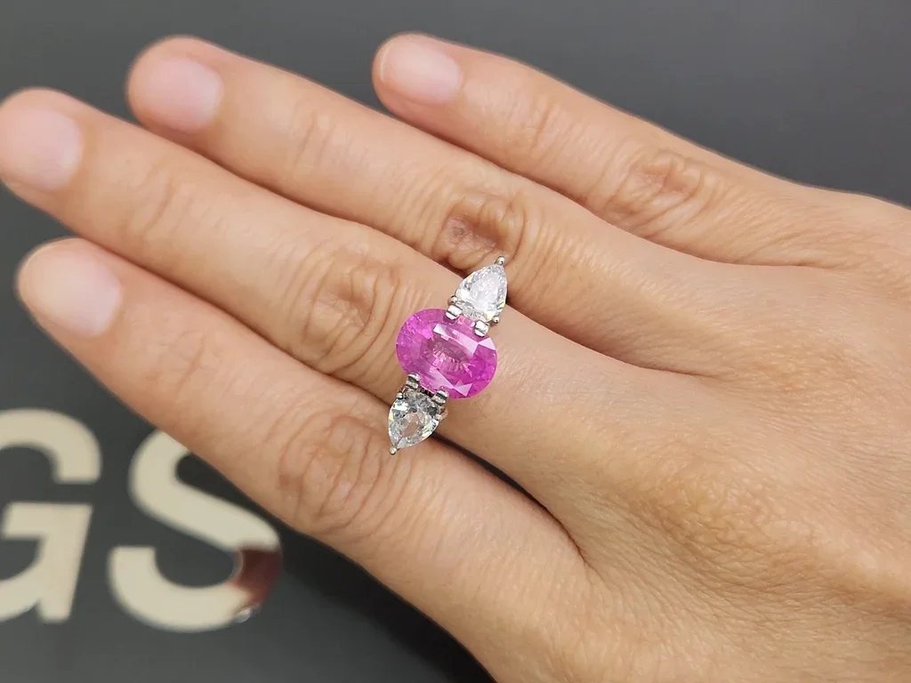 Saphir rose vif taille ovale non chauffé 3,55 carats, Sri Lanka Image №5