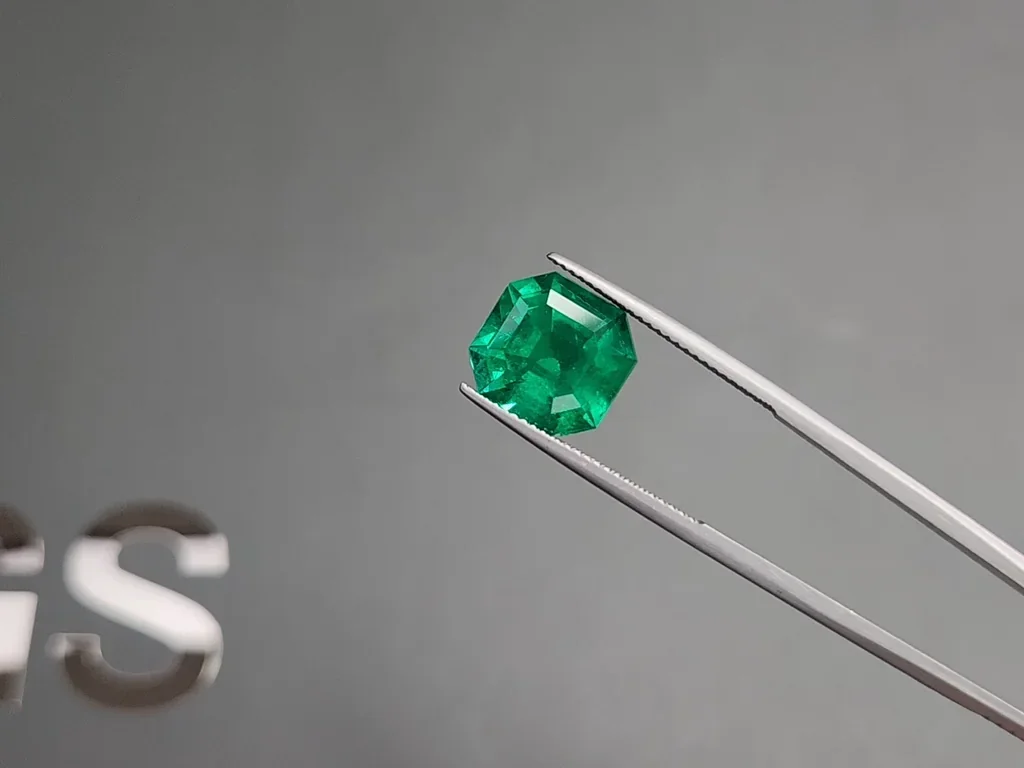 Émeraude vert vif taille asscher 7,03 carats, Colombie Image №3