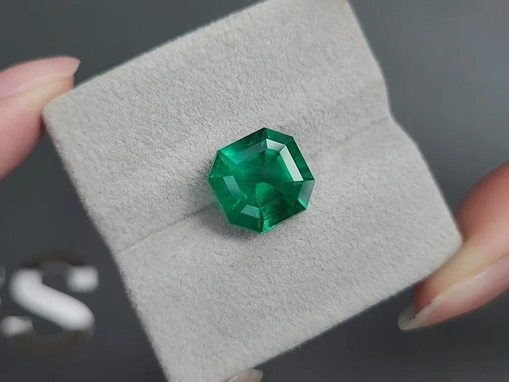 Émeraude vert vif taille asscher 7,03 carats, Colombie Image №4
