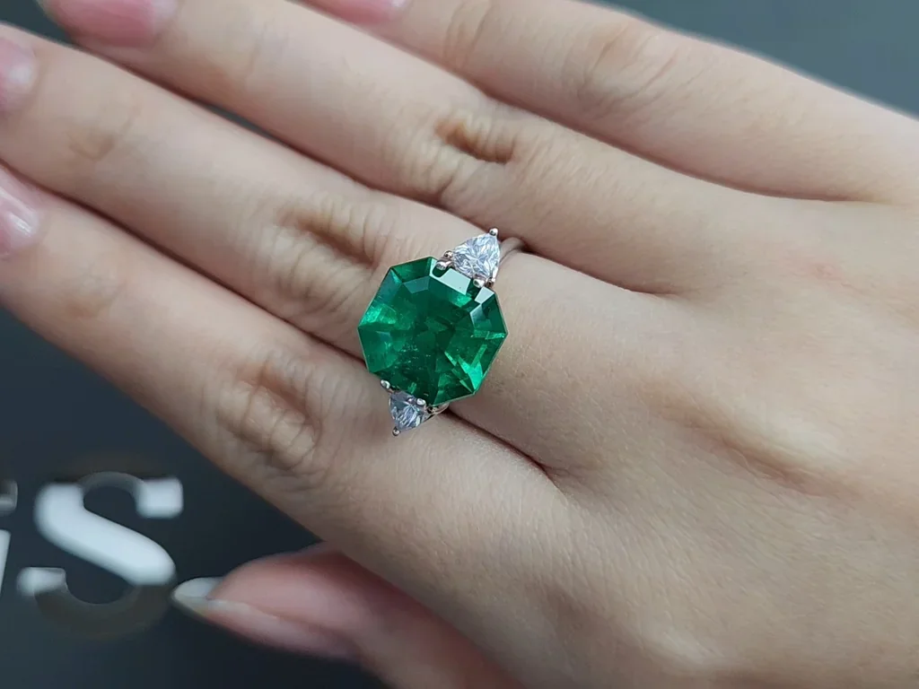 Émeraude vert vif taille asscher 7,03 carats, Colombie Image №5