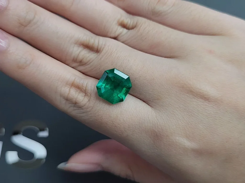 Émeraude vert vif taille asscher 7,03 carats, Colombie Image №2