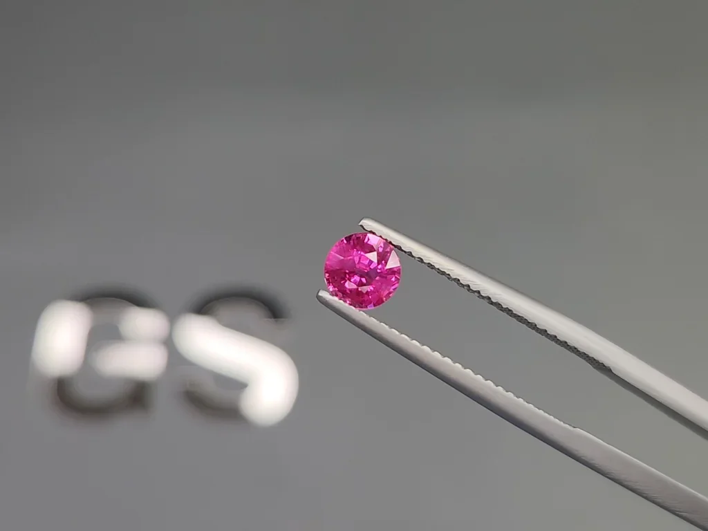 Unbeheizter rubin im rundschliff 0,77 karats, Mosambik Image №3