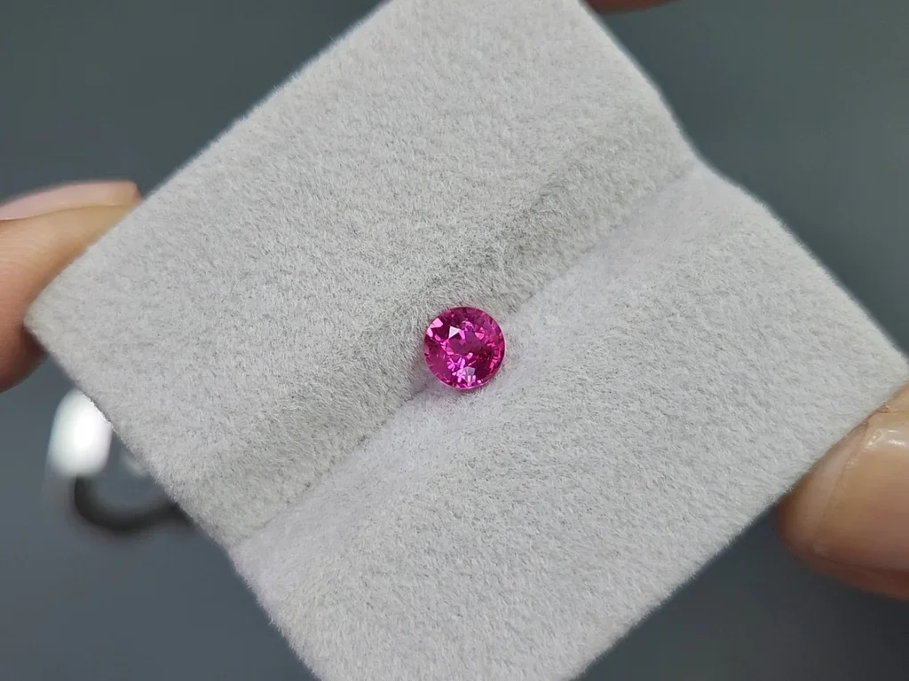 Unbeheizter rubin im rundschliff 0,77 karats, Mosambik Image №4