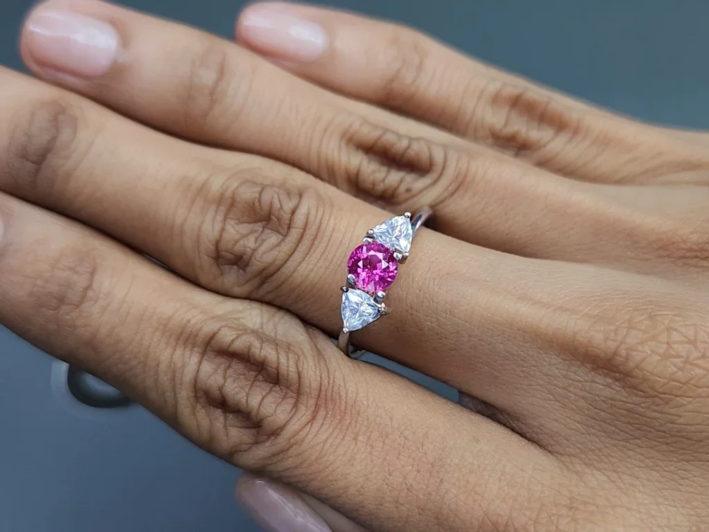 Unbeheizter rubin im rundschliff 0,77 karats, Mosambik Image №5