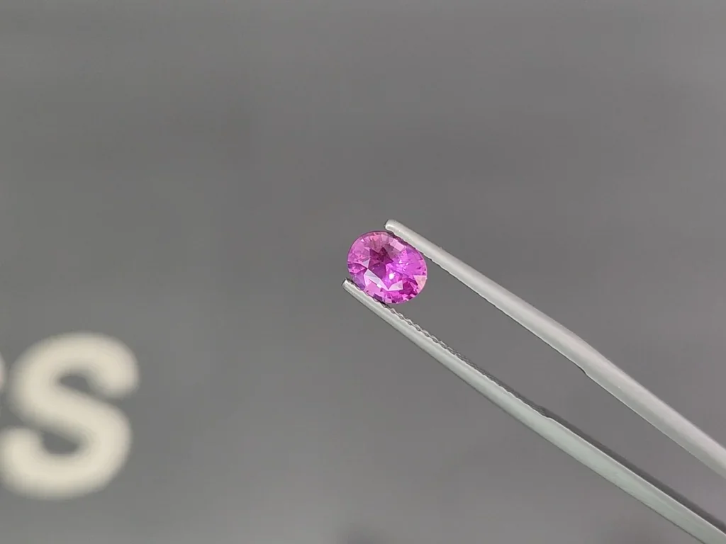 Zafiro rosa intenso de talla ovalada de 1,16 carats, Madagascar Image №3