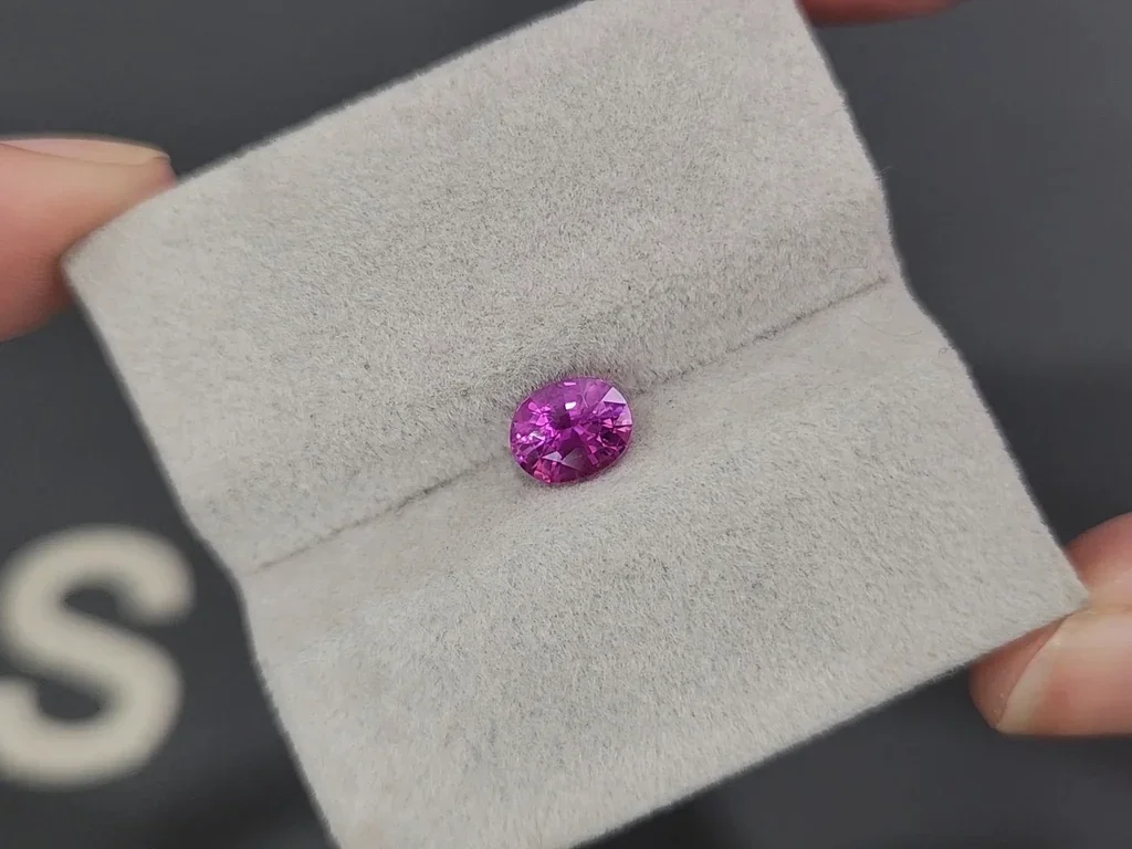 Zafiro rosa intenso de talla ovalada de 1,16 carats, Madagascar Image №4