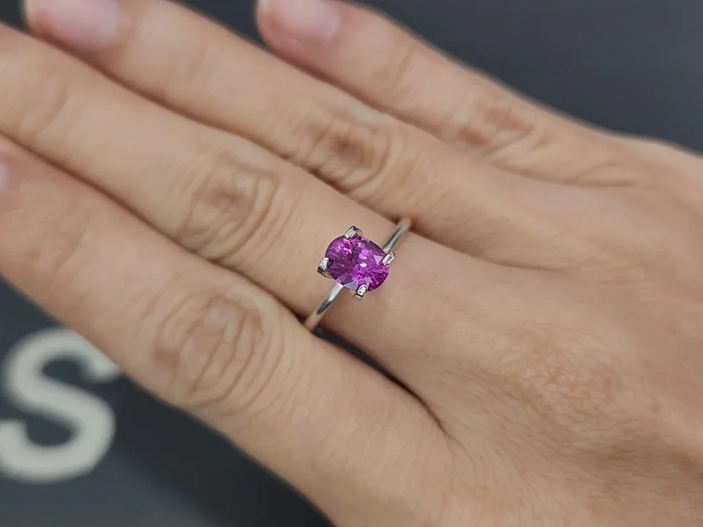 Zafiro rosa intenso de talla ovalada de 1,16 carats, Madagascar Image №5