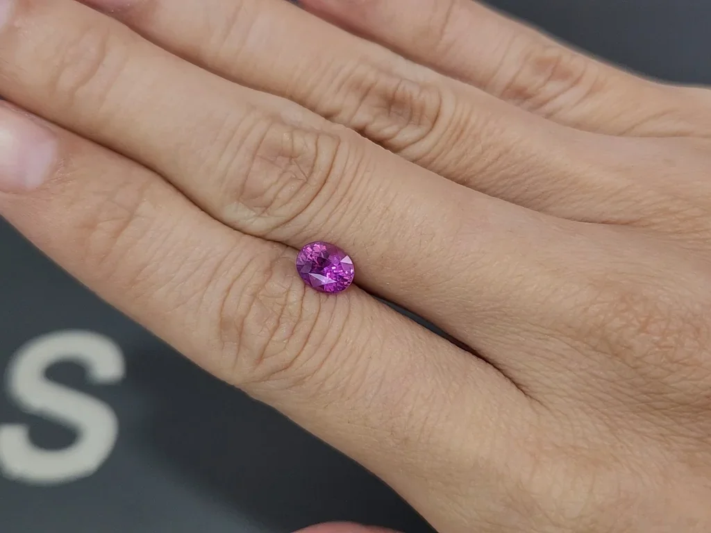 Zafiro rosa intenso de talla ovalada de 1,16 carats, Madagascar Image №2