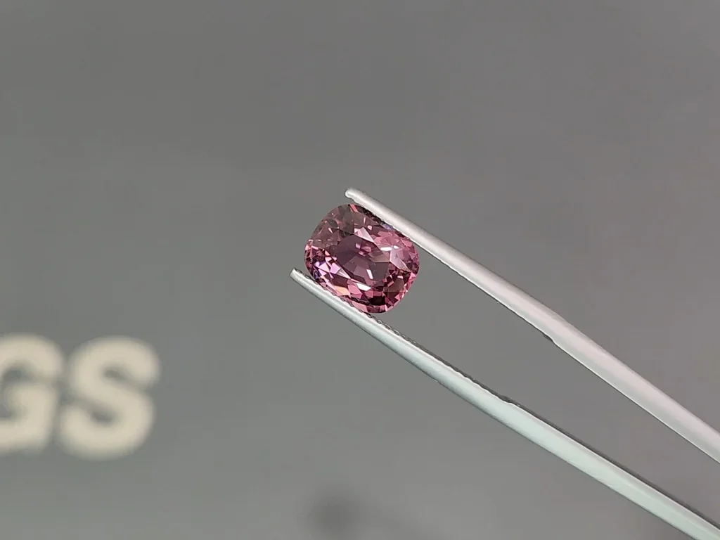 Espinela púrpura de talla cojín de 2,64 quilates, Vietnam Image №3